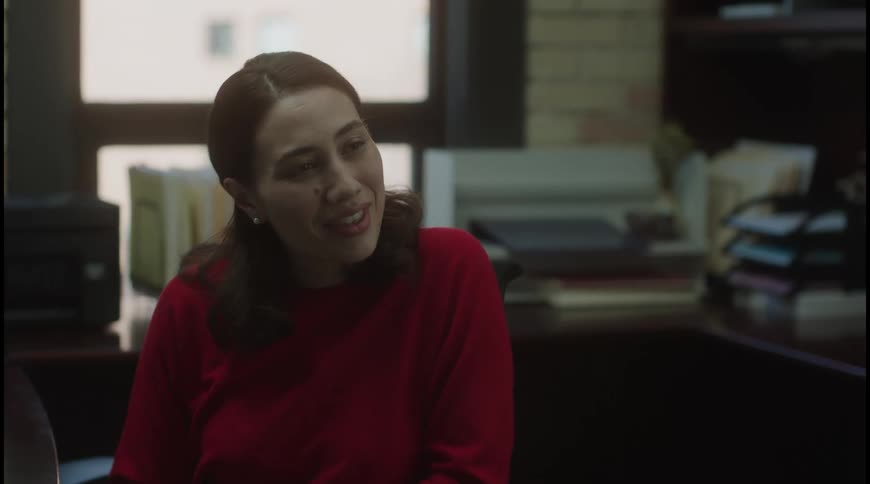 The woman turns in the office and talks