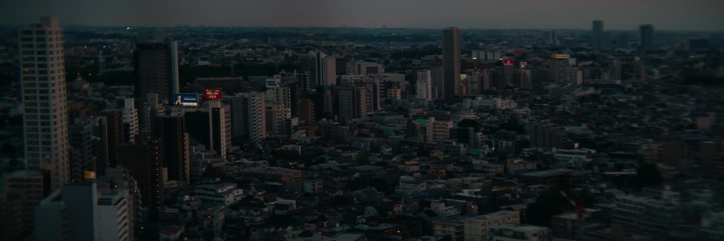 The sun is rising on the large city