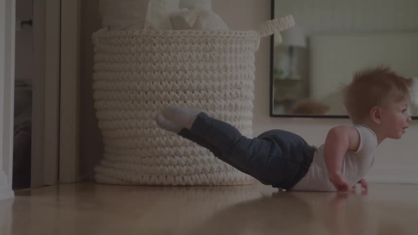 The baby crawls through the doorway