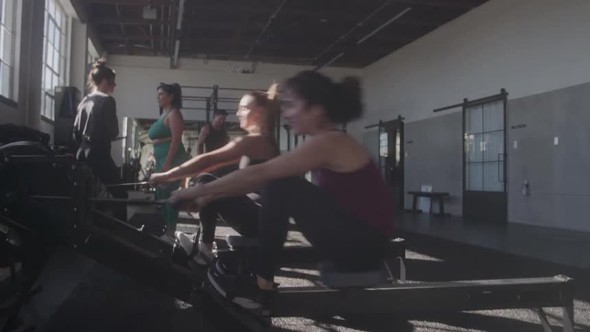 People are working out in the gym