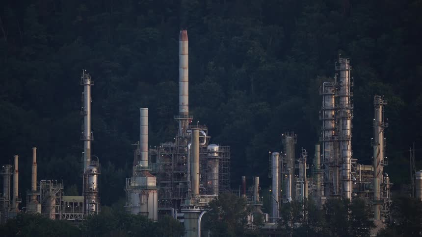 Various metal infrastructures in a refinery during daytime