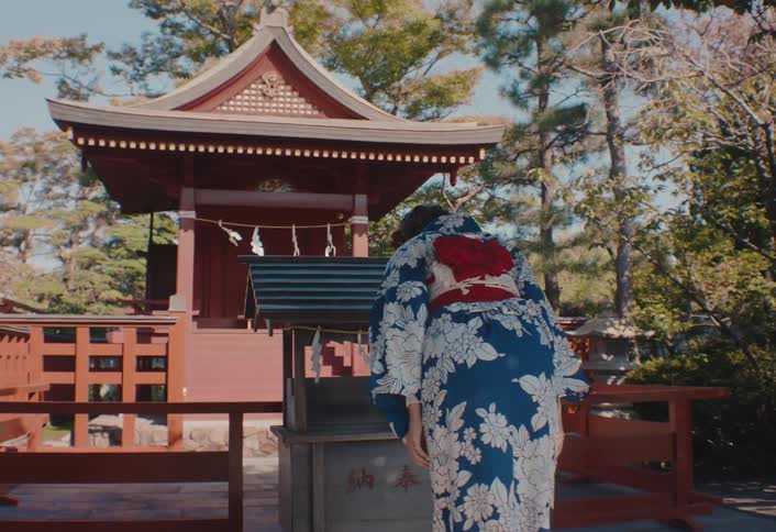 The woman bows at the shrine