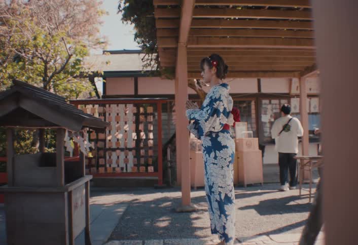 The woman wearing a kimono bows