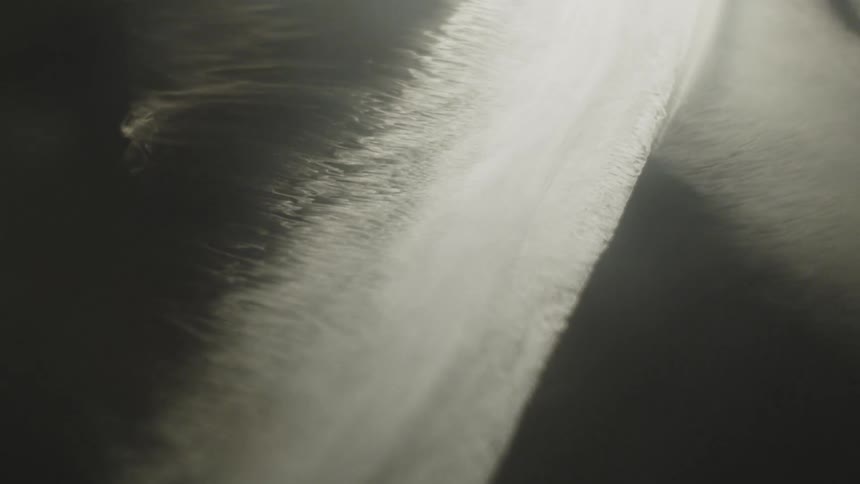 Object flowing through the fading edge of a expanding mixture leaves a wake