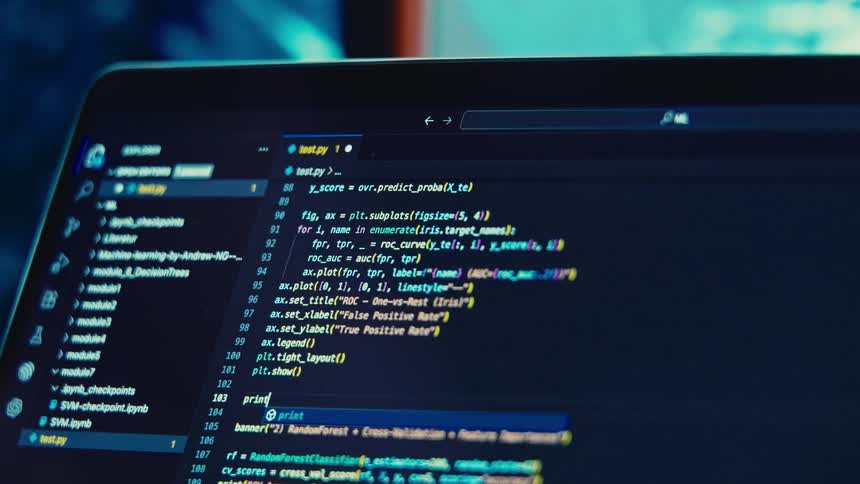 Development environment displaying a python script focused on data analysis and visualization
