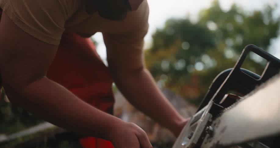 The man attaches a cover to the chainsaw