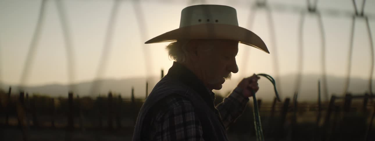 A man winds a rope in his arms