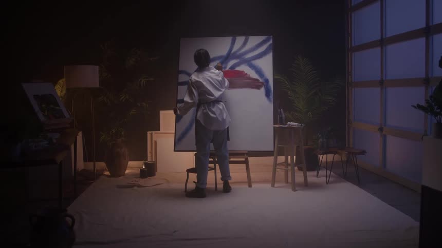 The woman paints in the studio