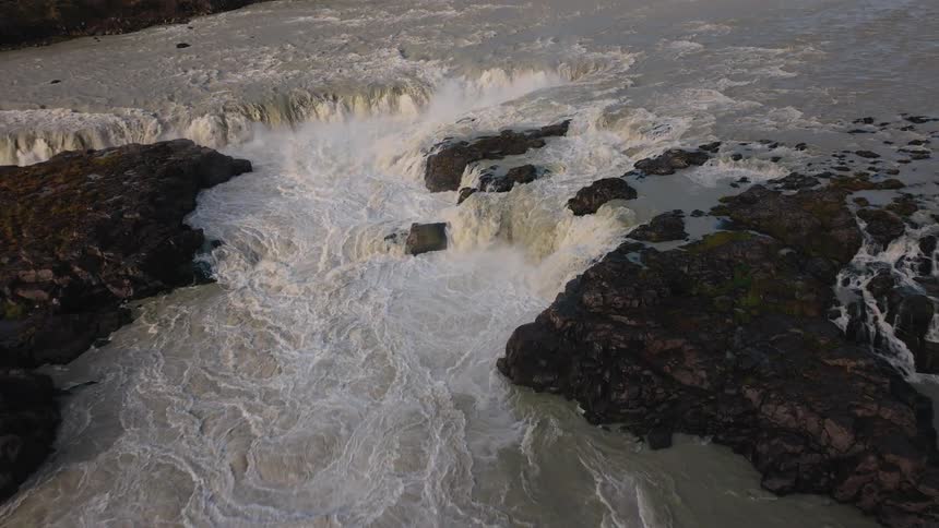 The large rapids move over the rocks