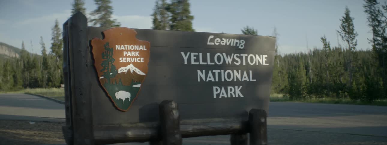 A sign is showing the entrance to yellowstone national park