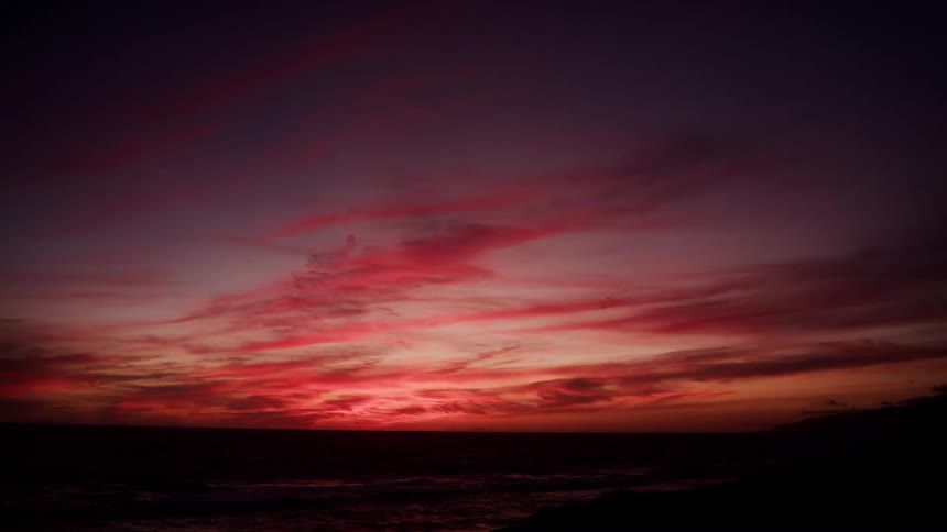 Reddish sky reflecting the end of the day over the sea