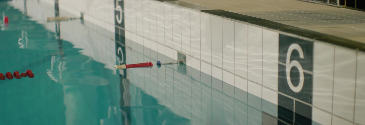 Water in the swimming pool reflects the surroundings and creates a rippling light effect on the pool wall