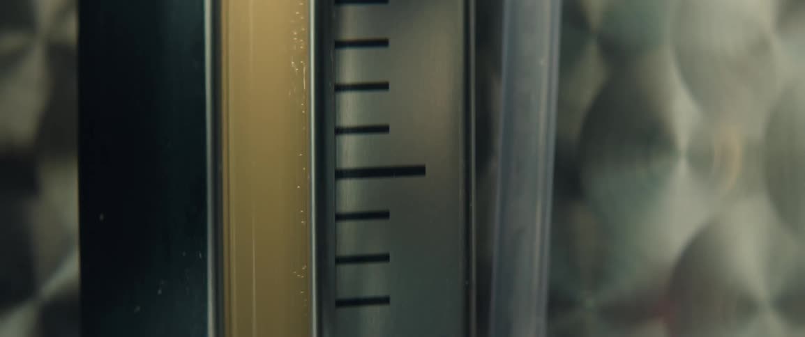 Volume gauge shows liquid level in a metallic reservoir