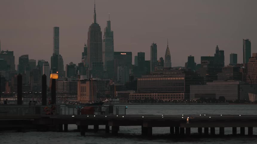 A view of some buildings in a large city