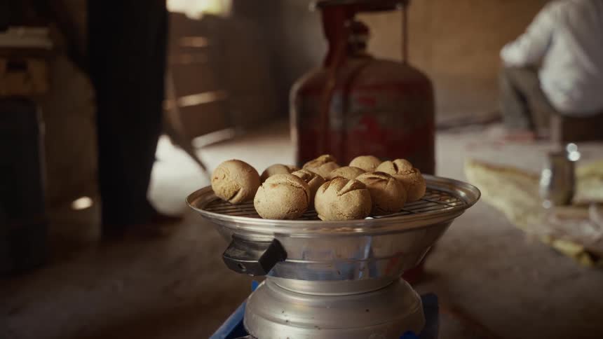 Bread bakes on an open cooking device