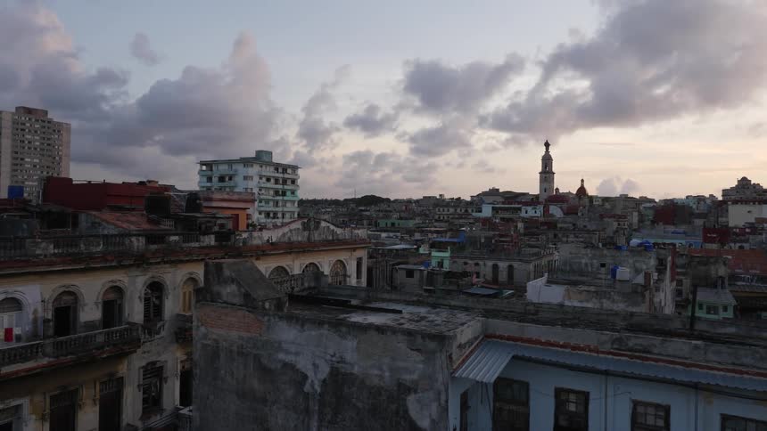 The city is calm at sunset