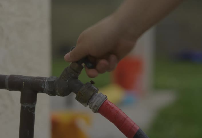 Hand opening valve connected to external hose