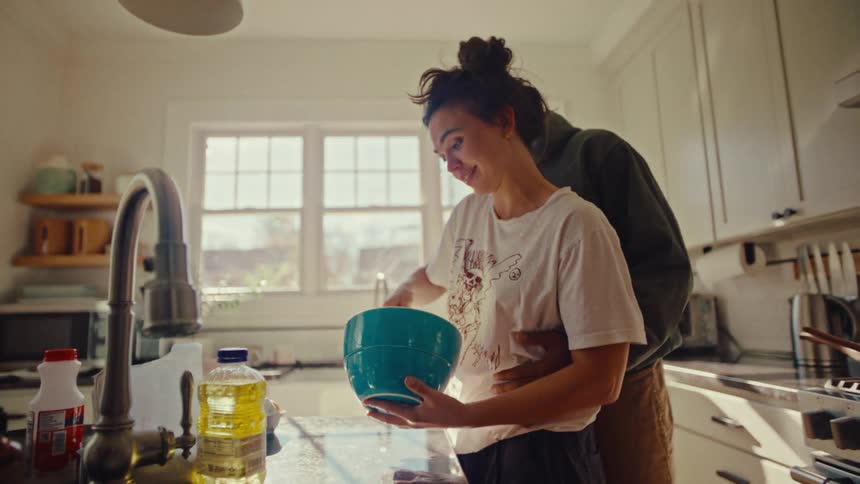 The man and woman cook in the kitchen