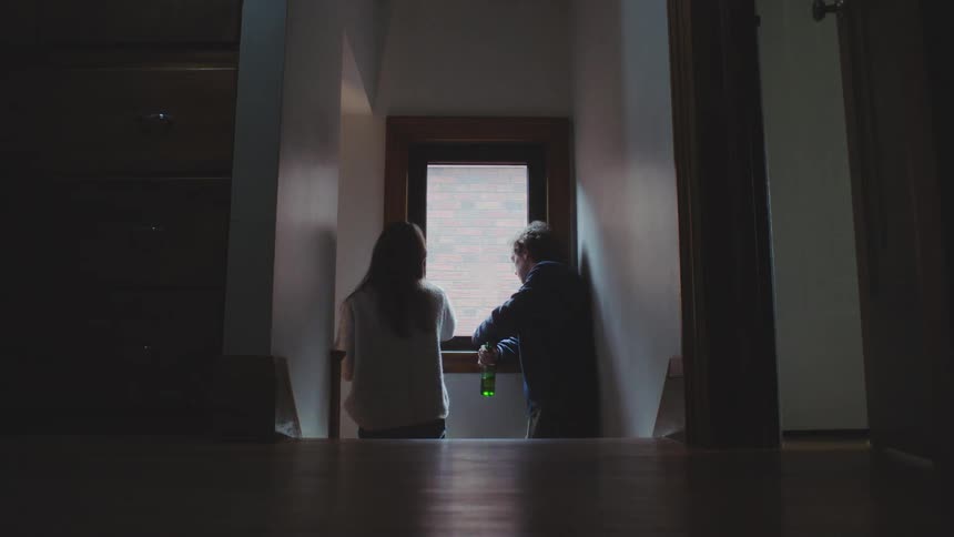 A man and woman drinking beer