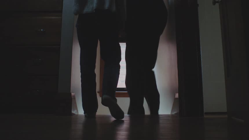 The man and woman sit on the steps and drink beer