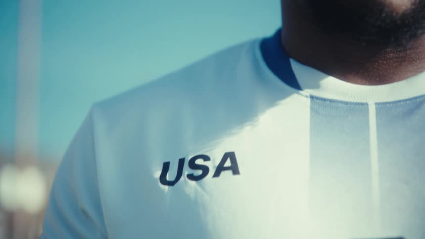 Man wearing a shirt with the number 9 of the united states