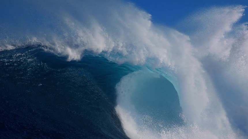 Powerful tubular wave breaking in the ocean