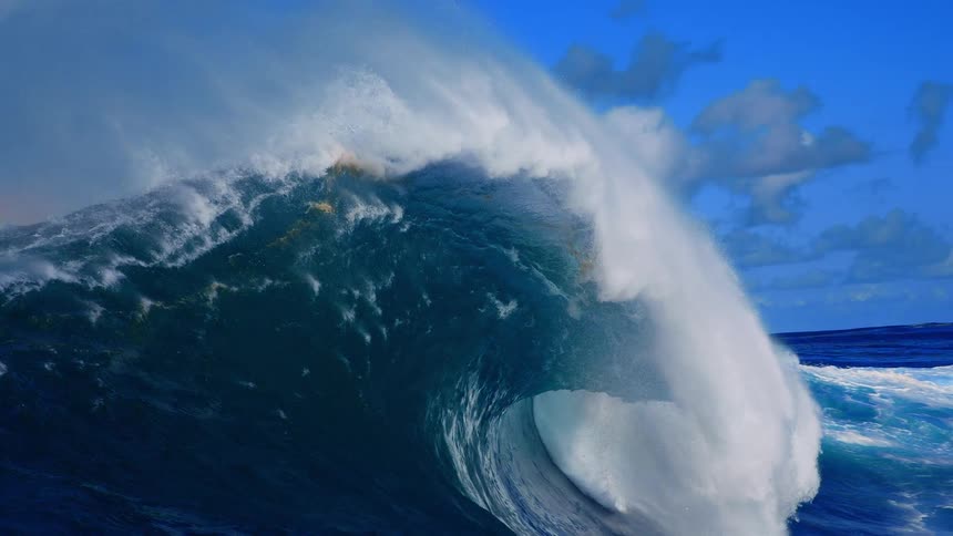 Strong tubular wave breaking in the sea