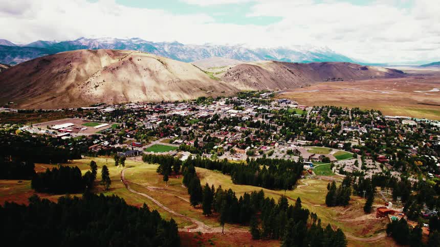 The suburbs are by the mountains
