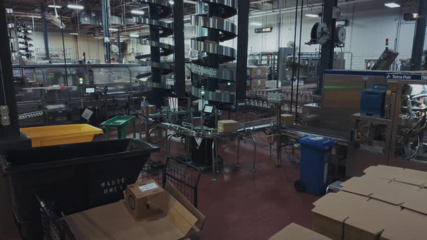 Automated packaging facility with conveyors and boxes in continuous operation