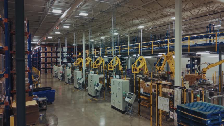 Distribution center with automated machines in operation