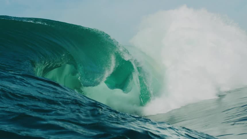 Wave curls as it rolls in and splashes into the air
