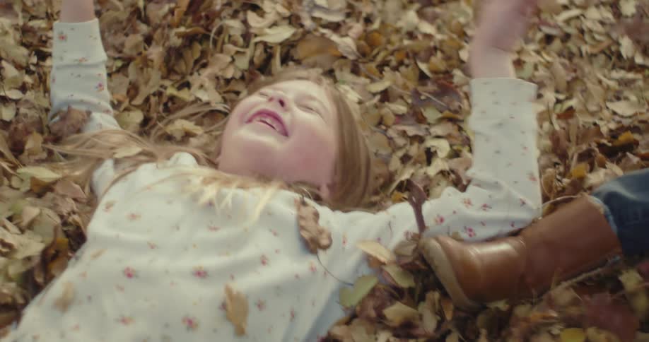 The children play in a pile of leaves