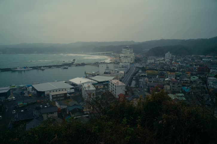 Fog is heading towards the town from the shore