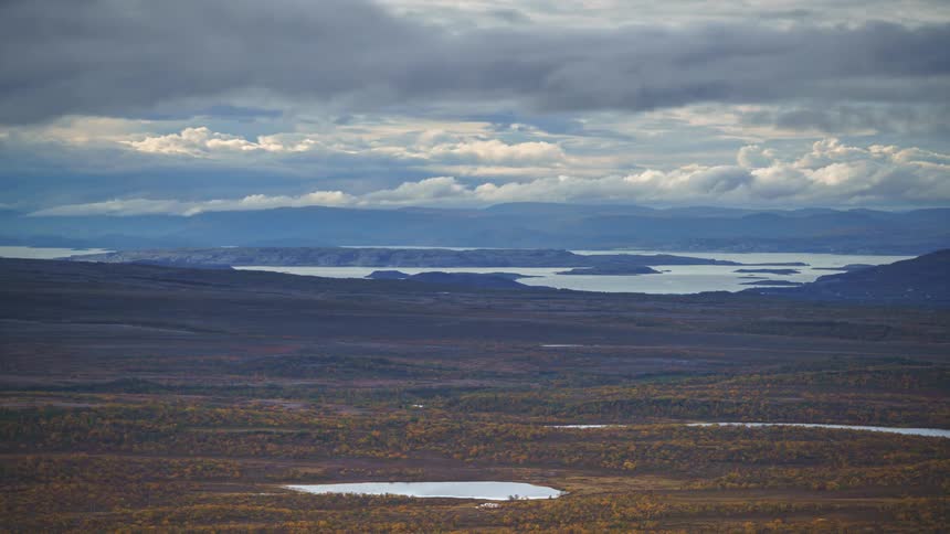 A cloudy day in the wilderness with a wide horizon of open grassland