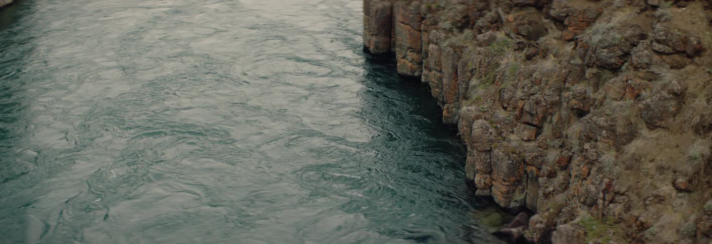 The river rushes by jagged rocks