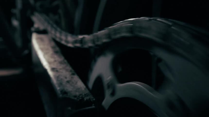 Lights flash on the chain on the dirt bike wheel