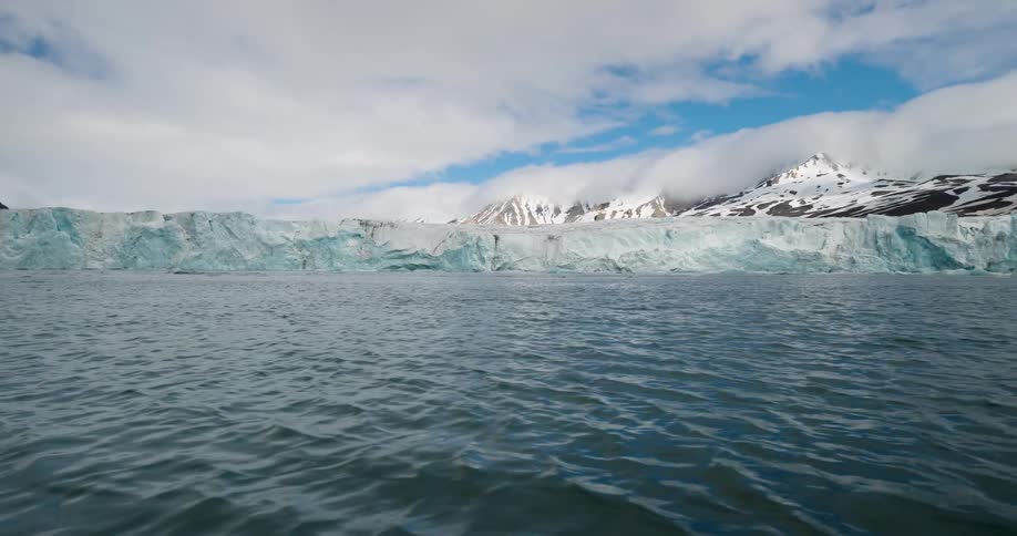 The ice caps surround the mountains by the shore