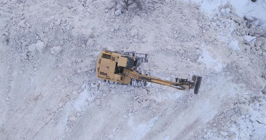 The excavator is digging in the quarry