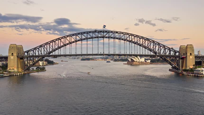Boats are traveling under the bridge