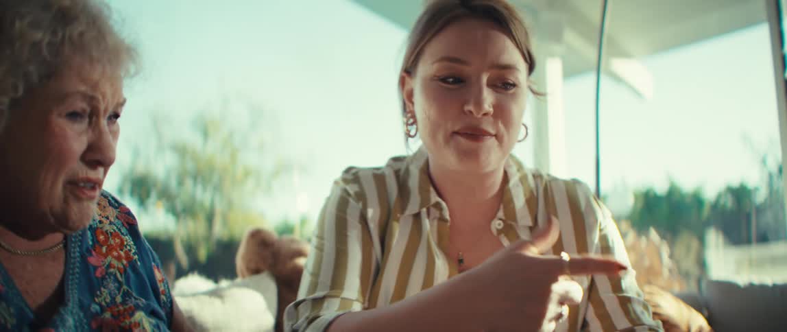 The women play video games on the tablet
