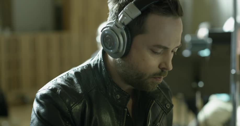 Man wearing headphones bobs head to music
