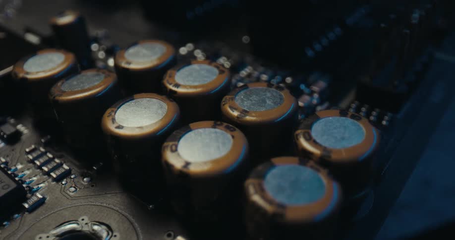 Cylindrical capacitors aligned on an electronic board