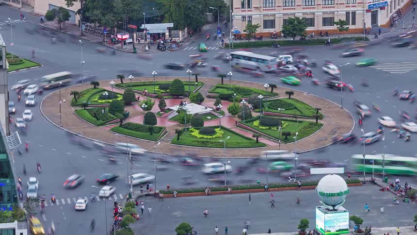 The traffic moves through the roundabout