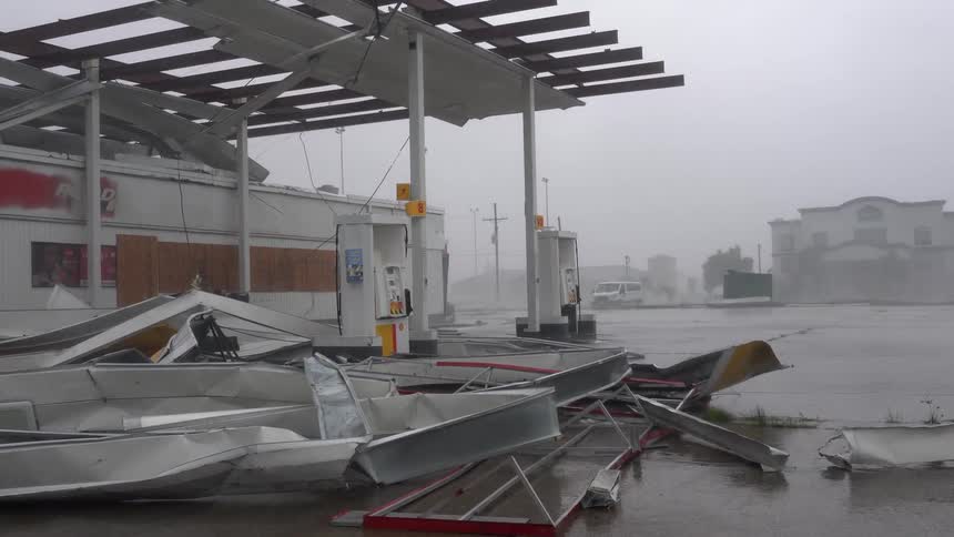 The bad storm is heavily damaging the gas station
