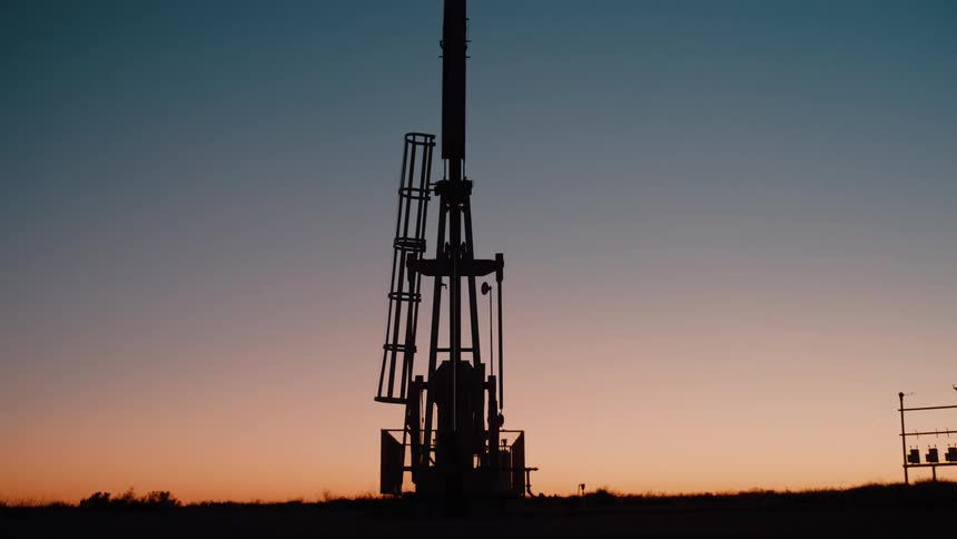 A view of an oil derrick outdoors pumping oil