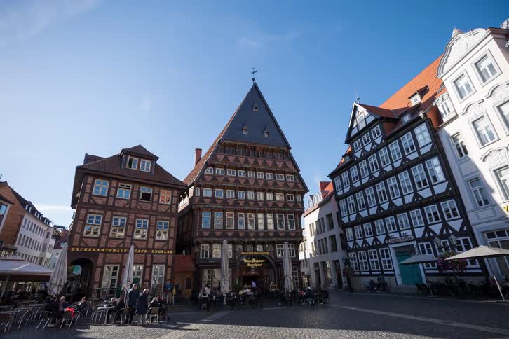 Time-lapse with a slow zoom captures a bustling, sunny day at the historic market square in Hildesheim, Germany, featuring the famous Knochenhaueramtshaus