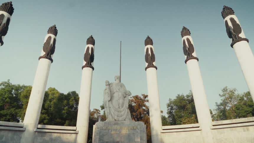 The majestic Monumento a los Niños Héroes stands tall against a clear sky in Mexico City's Chapultepec Park