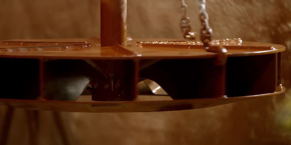 A spindle is spinning on chains