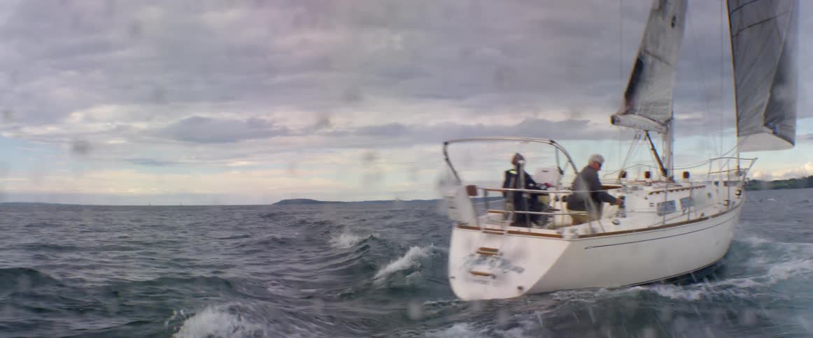 Couple sails on choppy water