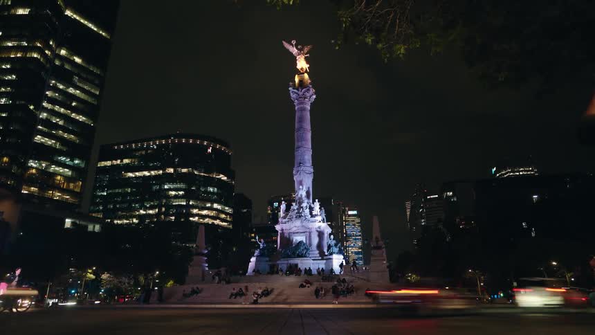 A night time-lapse of the iconic Angel of Independence monument in Mexico City as traffic streaks by